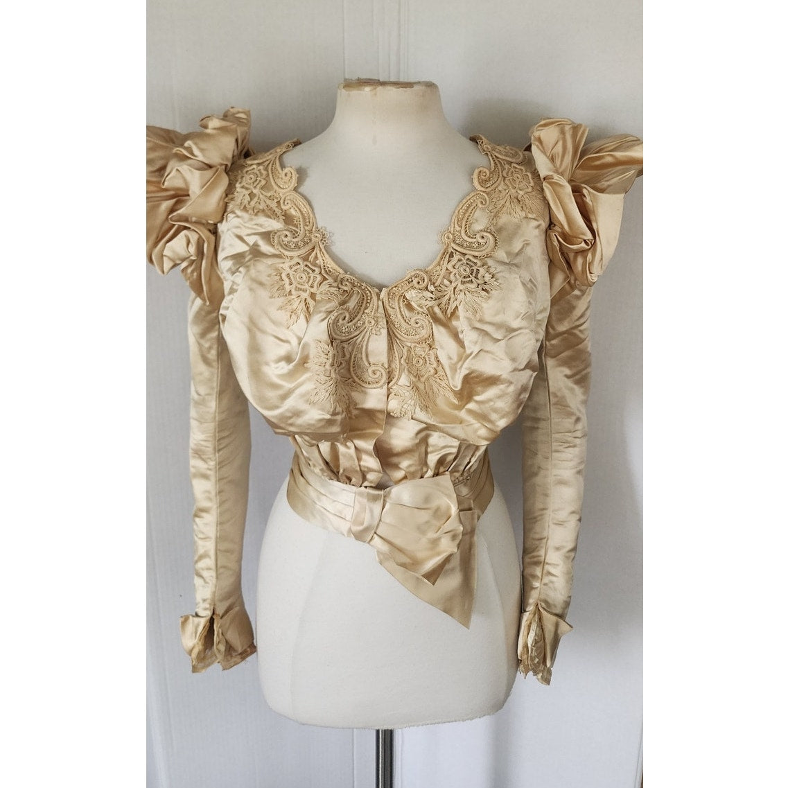 Victorian Ball Gown Bodice Top Jacket Puff Ruffled Sleeves Cream Silk Lace Embroidery 1880s 1890s