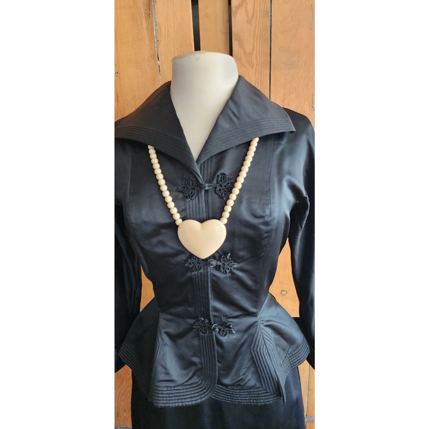 Vintage 80s Heart Pendant Necklace Cream Lucite