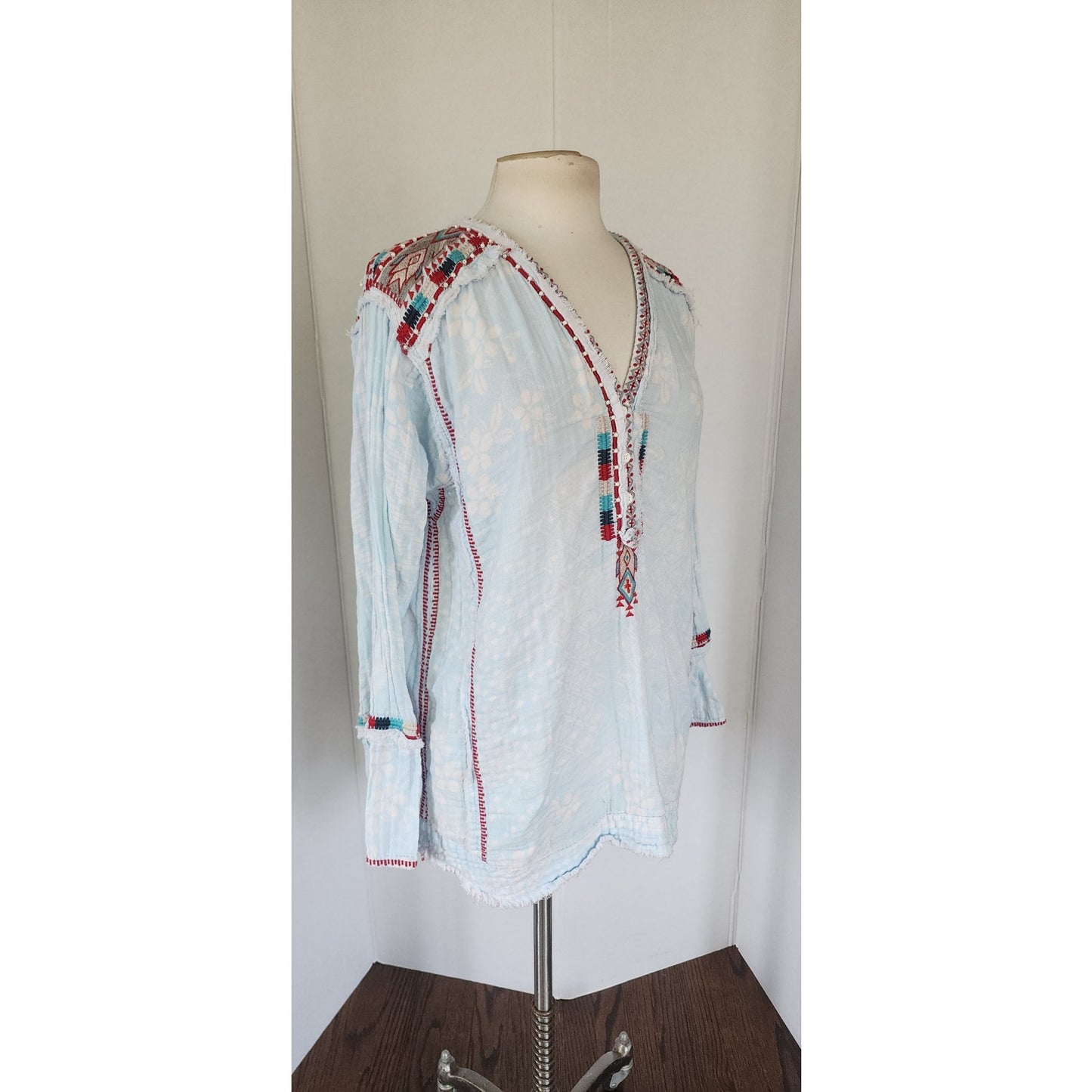 JOHNNY WAS Tunic Top Shirt Light Blue w/Embroidery Long Sleeve