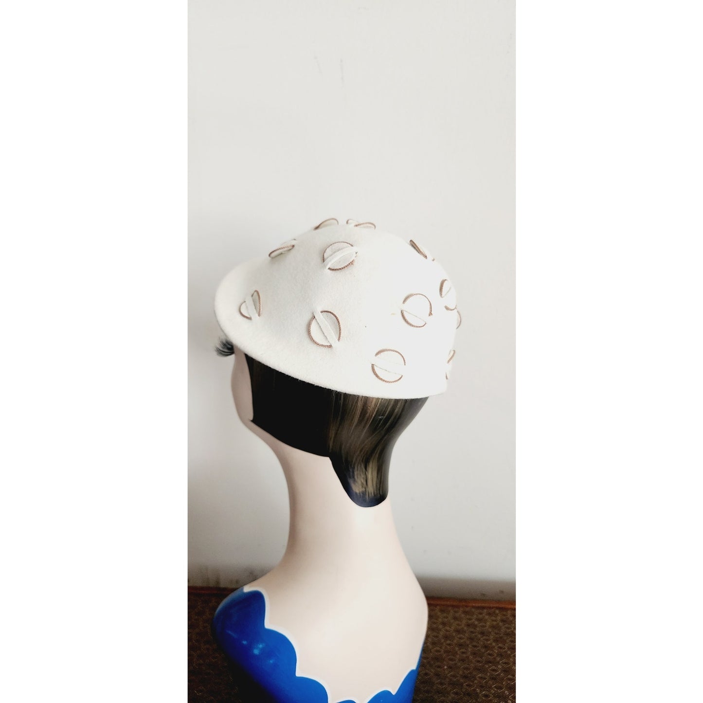 Vintage 20s Cloche Hat Ivory Wool Felt w/Disc Design