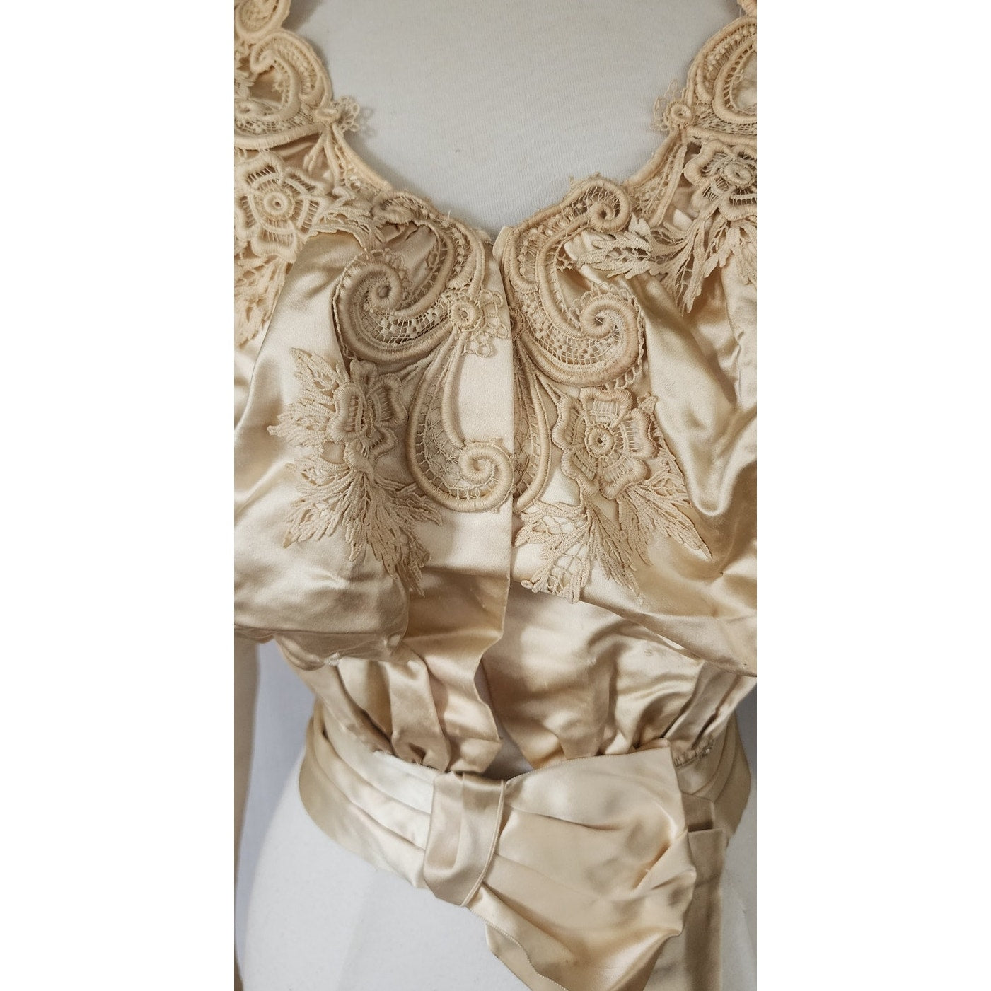 Victorian Ball Gown Bodice Top Jacket Puff Ruffled Sleeves Cream Silk Lace Embroidery 1880s 1890s