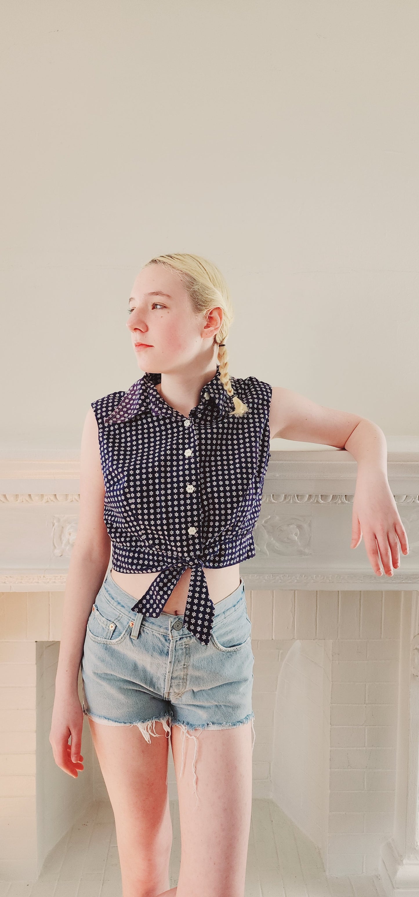 70s Summer Crop Top Button Down / Sleeveless Shirt in Navy Blue w/White Flowers
