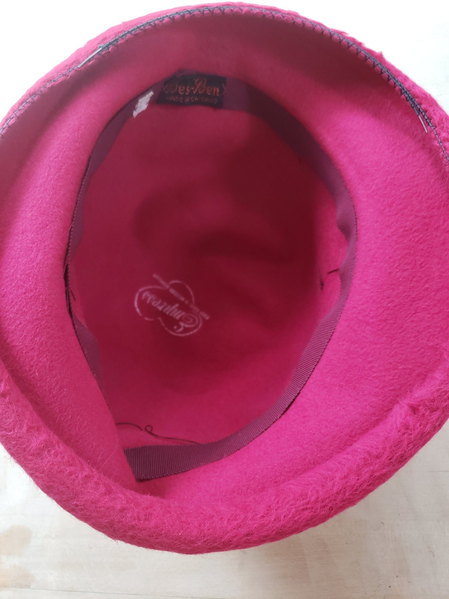 Vintage 1950s Bes-Ben Hat / Designer 50s Fuschia Pink Raspberry Red Wool Felt Hat with Gold Feather Trim