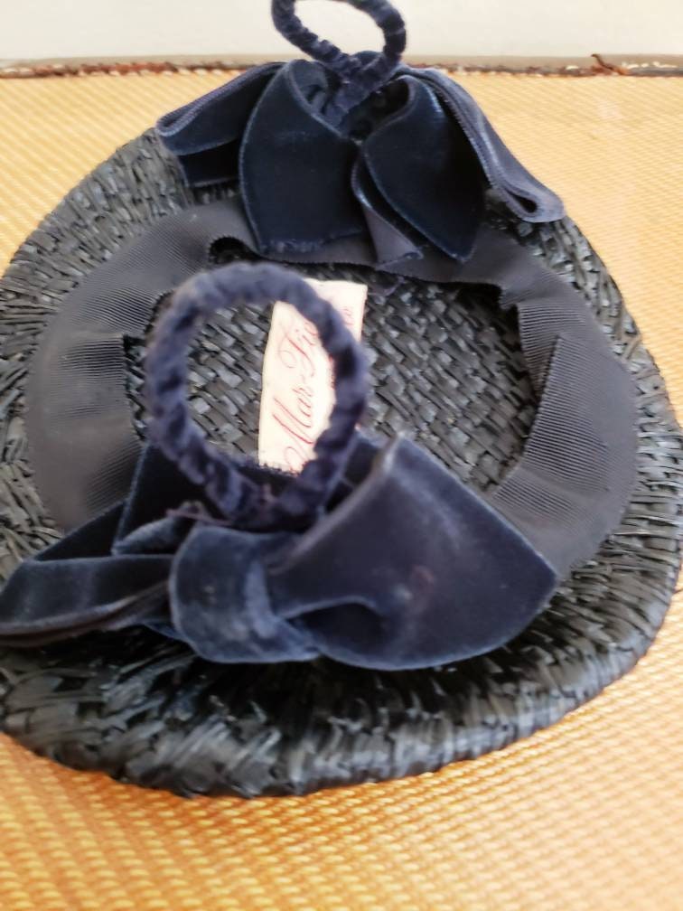 1950s Navy Blue Straw Mini Hat / 50s Mini Platter or Saucer Hat with Velvet Bows Mar-Field marshall Field & Co