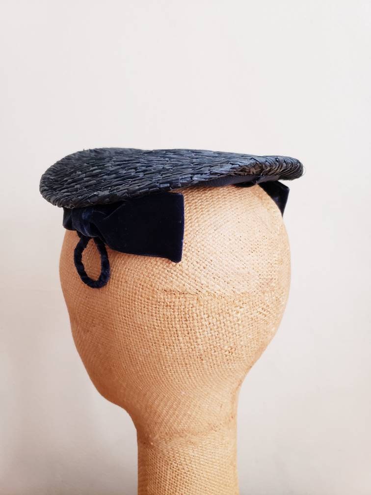 1950s Navy Blue Straw Mini Hat / 50s Mini Platter or Saucer Hat with Velvet Bows Mar-Field marshall Field & Co