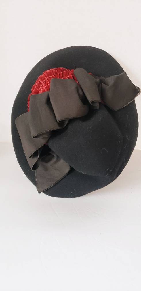 1930s Black Wool Hat with Large Bow Loops & Red Velvet / 30s Modernist Sculptural Hat Dover Pollack