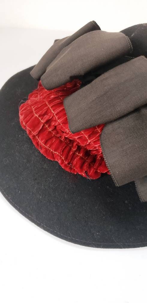 1930s Black Wool Hat with Large Bow Loops & Red Velvet / 30s Modernist Sculptural Hat Dover Pollack
