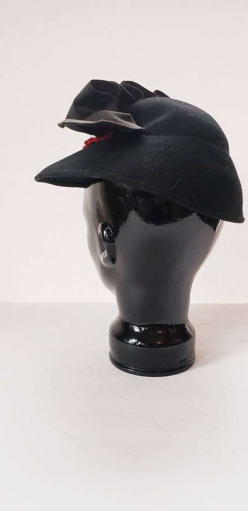1930s Black Wool Hat with Large Bow Loops & Red Velvet / 30s Modernist Sculptural Hat Dover Pollack