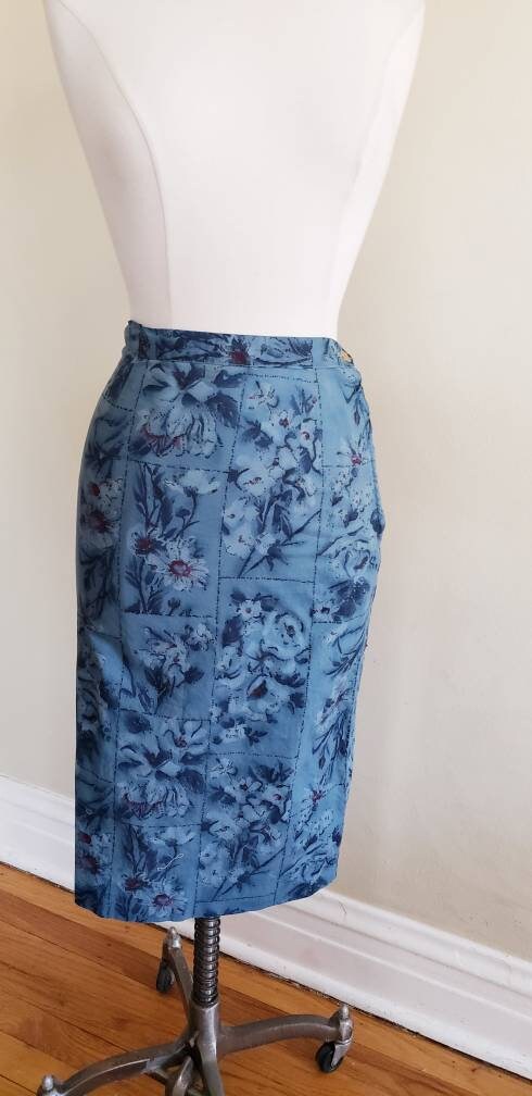 1950s Blue Floral Pattern Skirt / Midcentury Pencil Skirt In Cotton Print / S