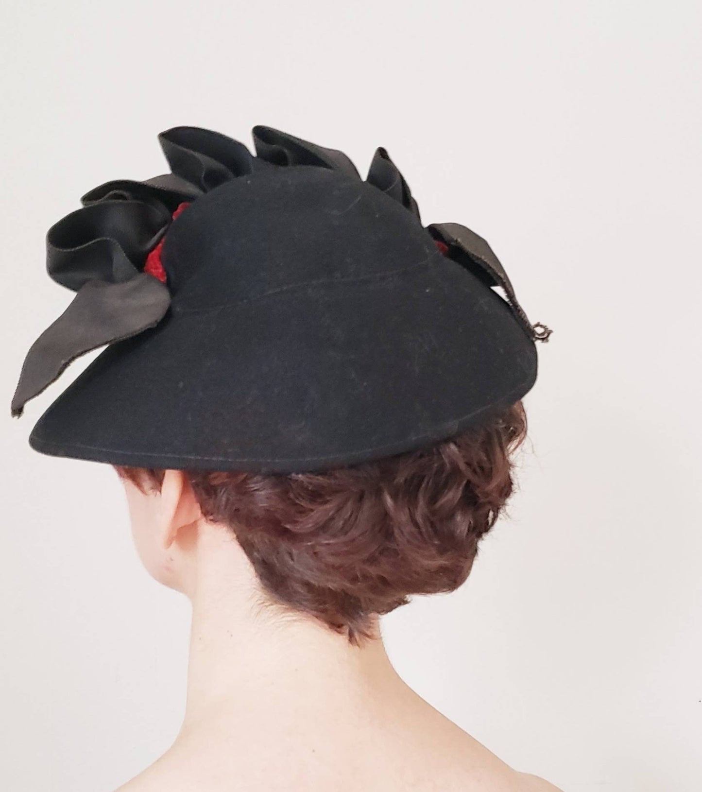 1930s Black Wool Hat with Large Bow Loops & Red Velvet / 30s Modernist Sculptural Hat Dover Pollack