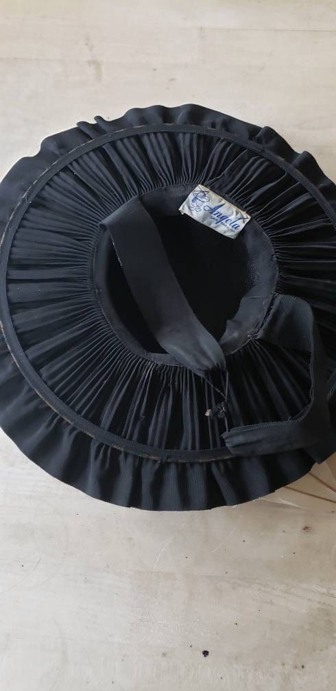 1930s Black Pleated Cocktail Hat Wide Brim with White Feathers / 30s Cocktail Hat Angela Oak Park / Kata