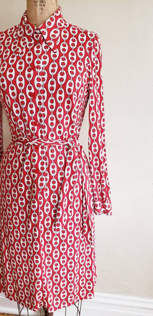 1970s Red White Graphic Print Long Sleeved Dress / 70s Shirtdress with White Chain Polkadot Pattern Jersey / Med / Atia
