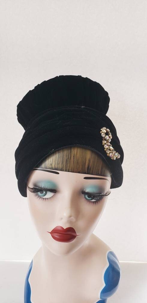 1950s Black Velvet Toque Hat Rhinestone Brooch / 50s Midcentury Modern Tall Evening Party Dressy Cocktail Hat / Desi