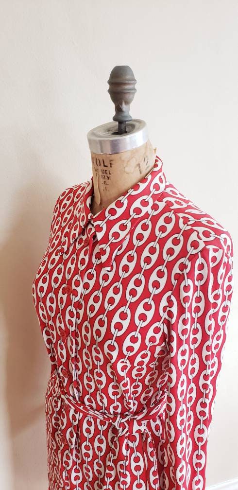 1970s Red White Graphic Print Long Sleeved Dress / 70s Shirtdress with White Chain Polkadot Pattern Jersey / Med / Atia