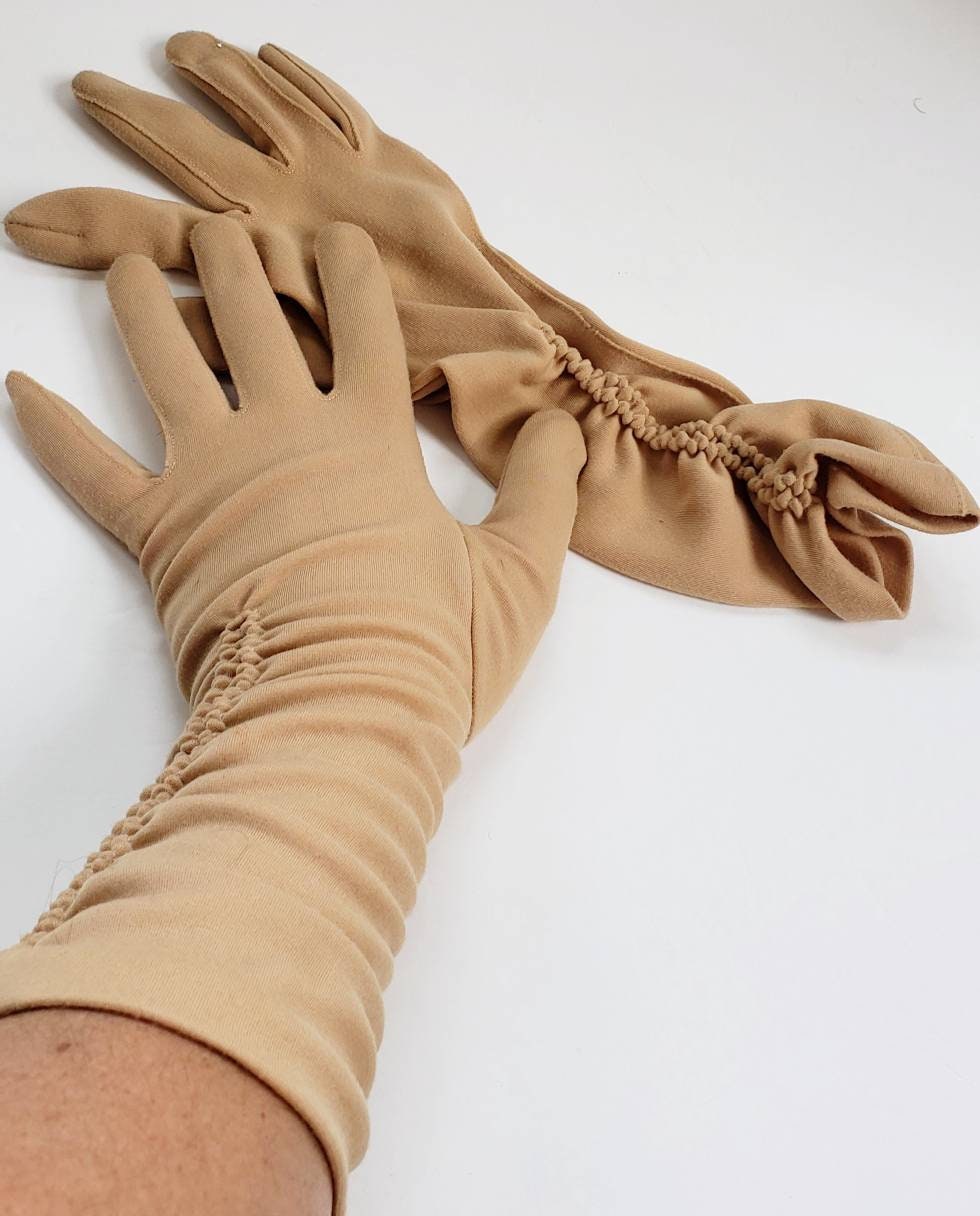 1950s Beige Gloves Ruched Elastic Design / 50s Three Quarters Length Day Gloves Light Tan / Jacqui
