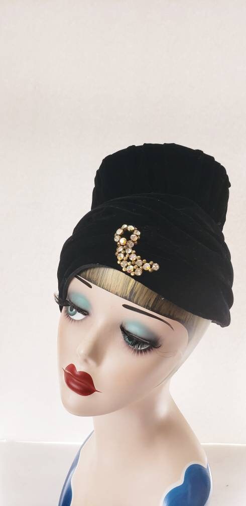 1950s Black Velvet Toque Hat Rhinestone Brooch / 50s Midcentury Modern Tall Evening Party Dressy Cocktail Hat / Desi