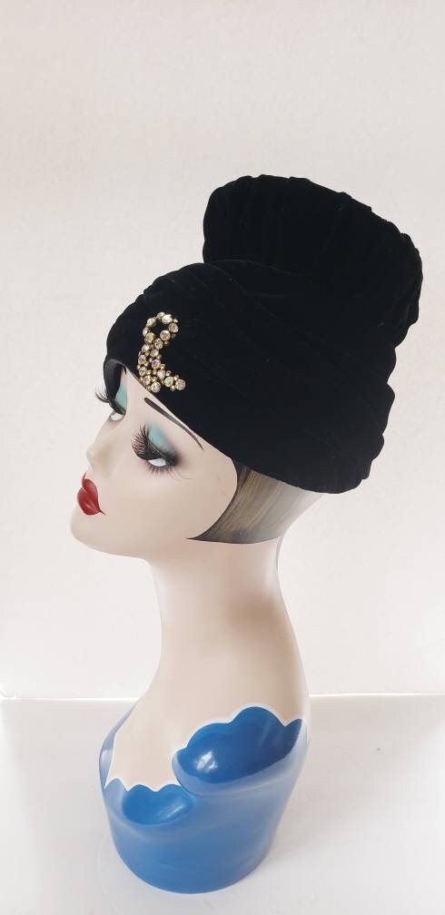 1950s Black Velvet Toque Hat Rhinestone Brooch / 50s Midcentury Modern Tall Evening Party Dressy Cocktail Hat / Desi