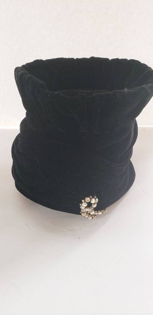 1950s Black Velvet Toque Hat Rhinestone Brooch / 50s Midcentury Modern Tall Evening Party Dressy Cocktail Hat / Desi