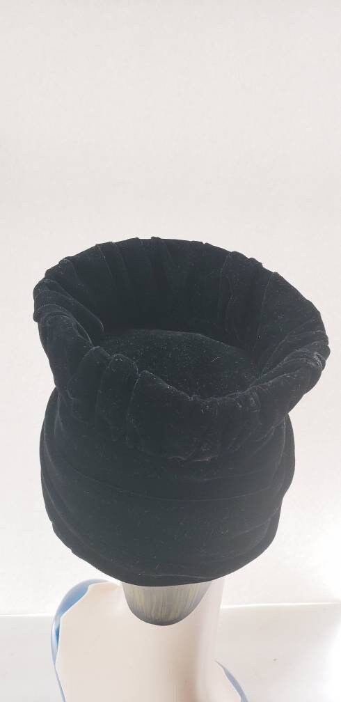 1950s Black Velvet Toque Hat Rhinestone Brooch / 50s Midcentury Modern Tall Evening Party Dressy Cocktail Hat / Desi