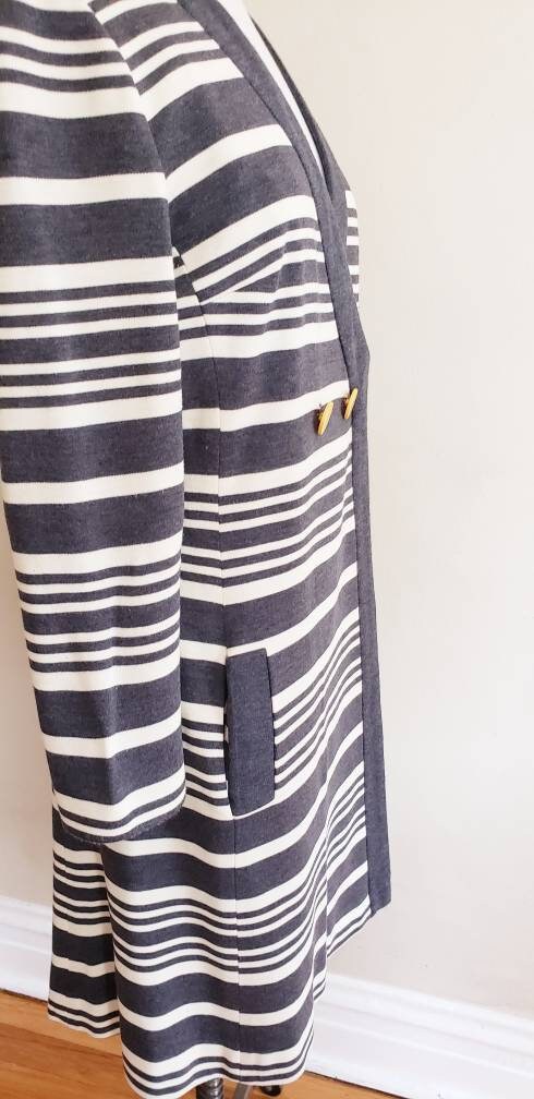 1960s Mod Day Dress Gray White Stripe Domani Knits / 60s Long Sleeved Dress V Neck Wrap Style Wool / M or L / Vagues