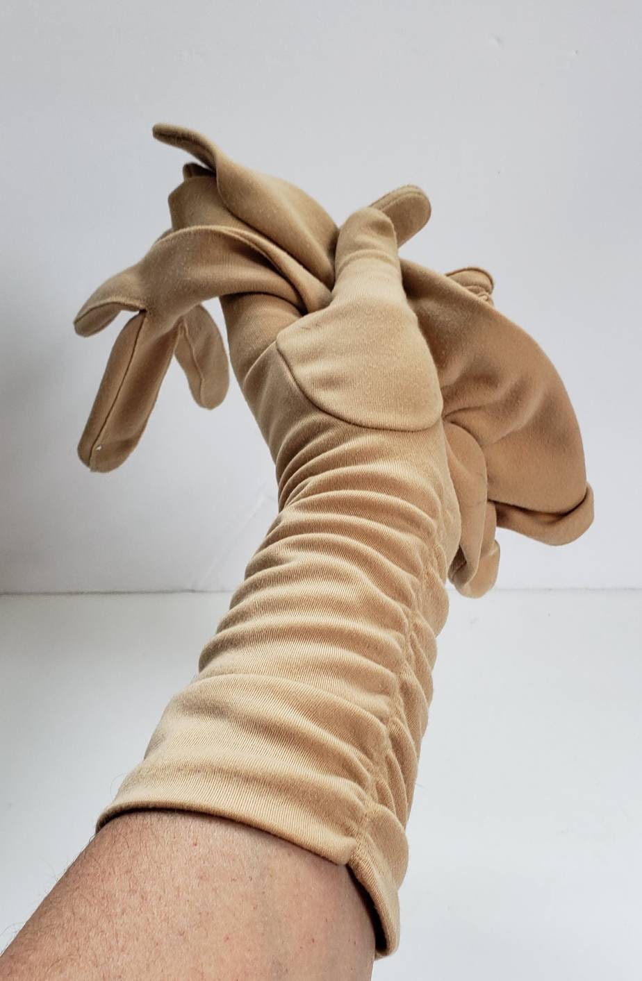 1950s Beige Gloves Ruched Elastic Design / 50s Three Quarters Length Day Gloves Light Tan / Jacqui