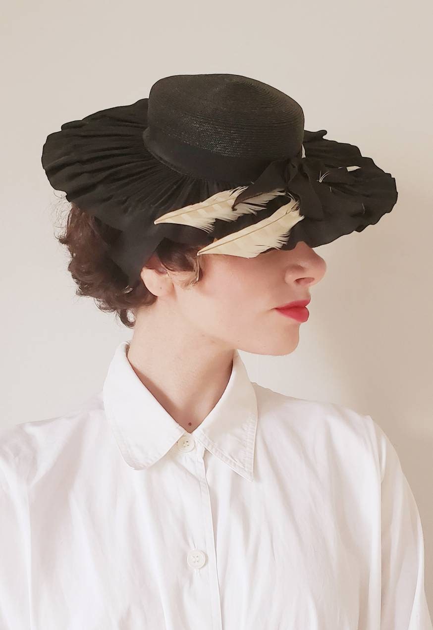 1930s Black Pleated Cocktail Hat Wide Brim with White Feathers / 30s Cocktail Hat Angela Oak Park / Kata