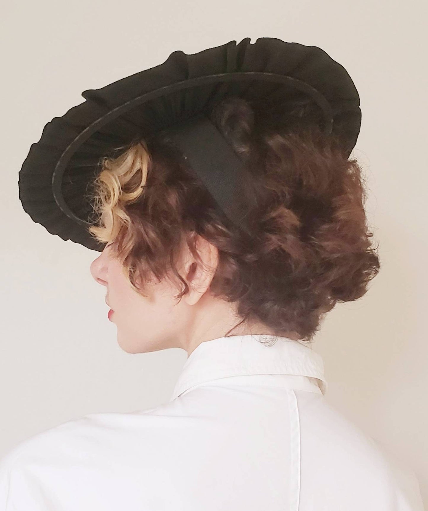 1930s Black Pleated Cocktail Hat Wide Brim with White Feathers / 30s Cocktail Hat Angela Oak Park / Kata
