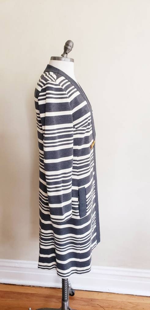 1960s Mod Day Dress Gray White Stripe Domani Knits / 60s Long Sleeved Dress V Neck Wrap Style Wool / M or L / Vagues