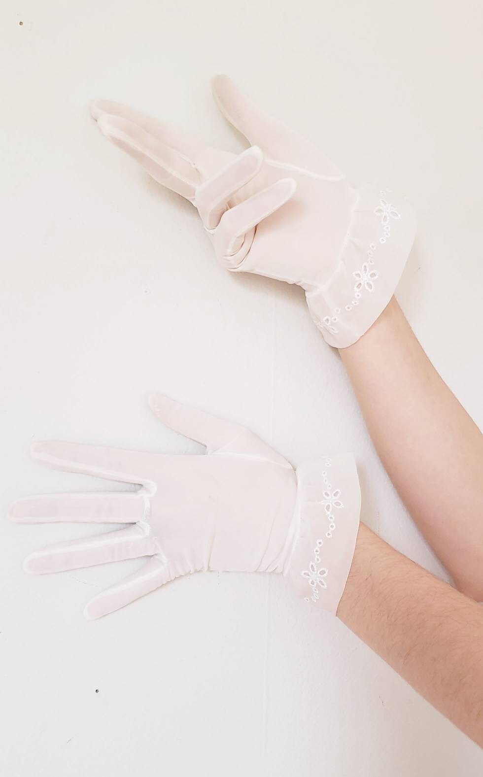 1950s White Nylon Cuffed Gloves / 50s Cocktail Gloves Eyelet Lace Ruffle Wedding Bridal / Feminine Frilly / Norma