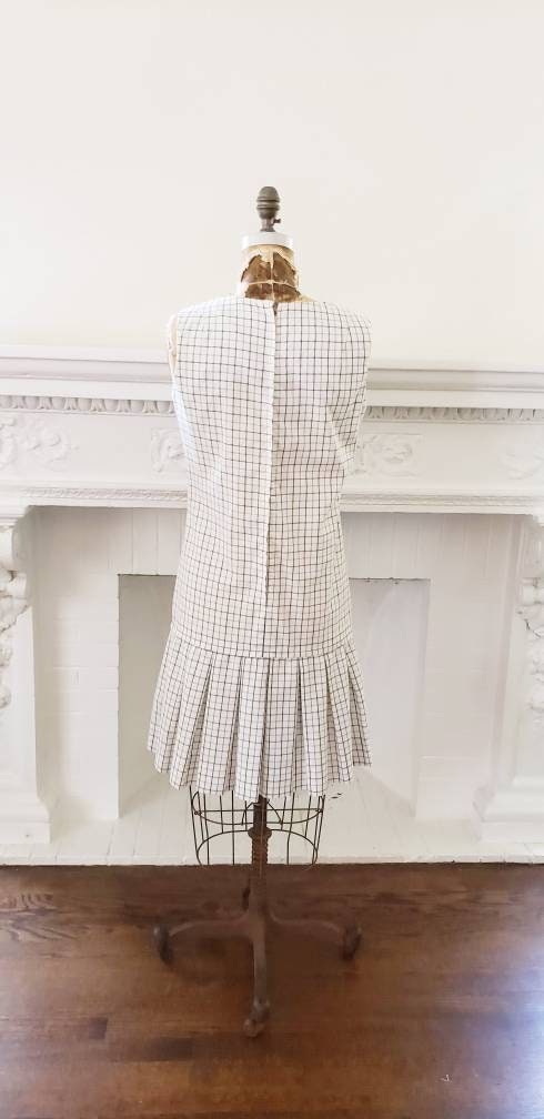 1960s Mod Dress Summer Style White Windowpane Plaid Stacy Ames / 60s Drop Waist Sleeveless Dress Pleated Skirt / M