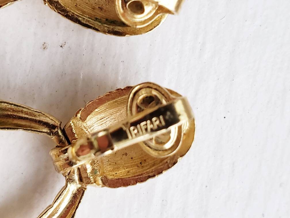 1990s Trifari Gold Dangle Earring Clips / 90s Costume Jewelry Gold Ribbed Dangly Hoops Drop Clip Ons / Alita