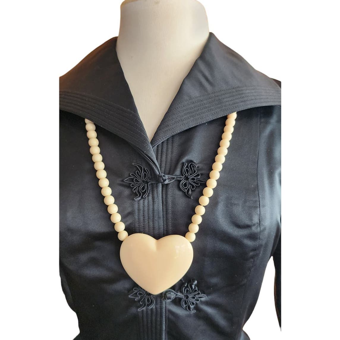 Vintage 80s Heart Pendant Necklace Cream Lucite