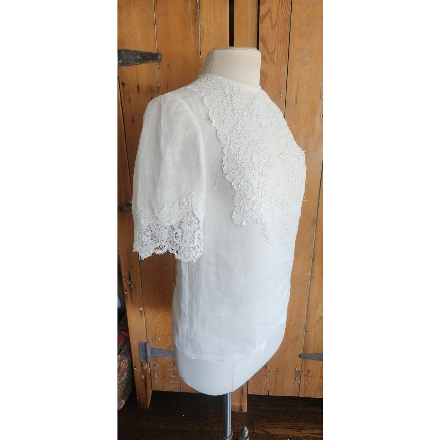 Vintage White Linen Blouse w/Lace Applique / S-M