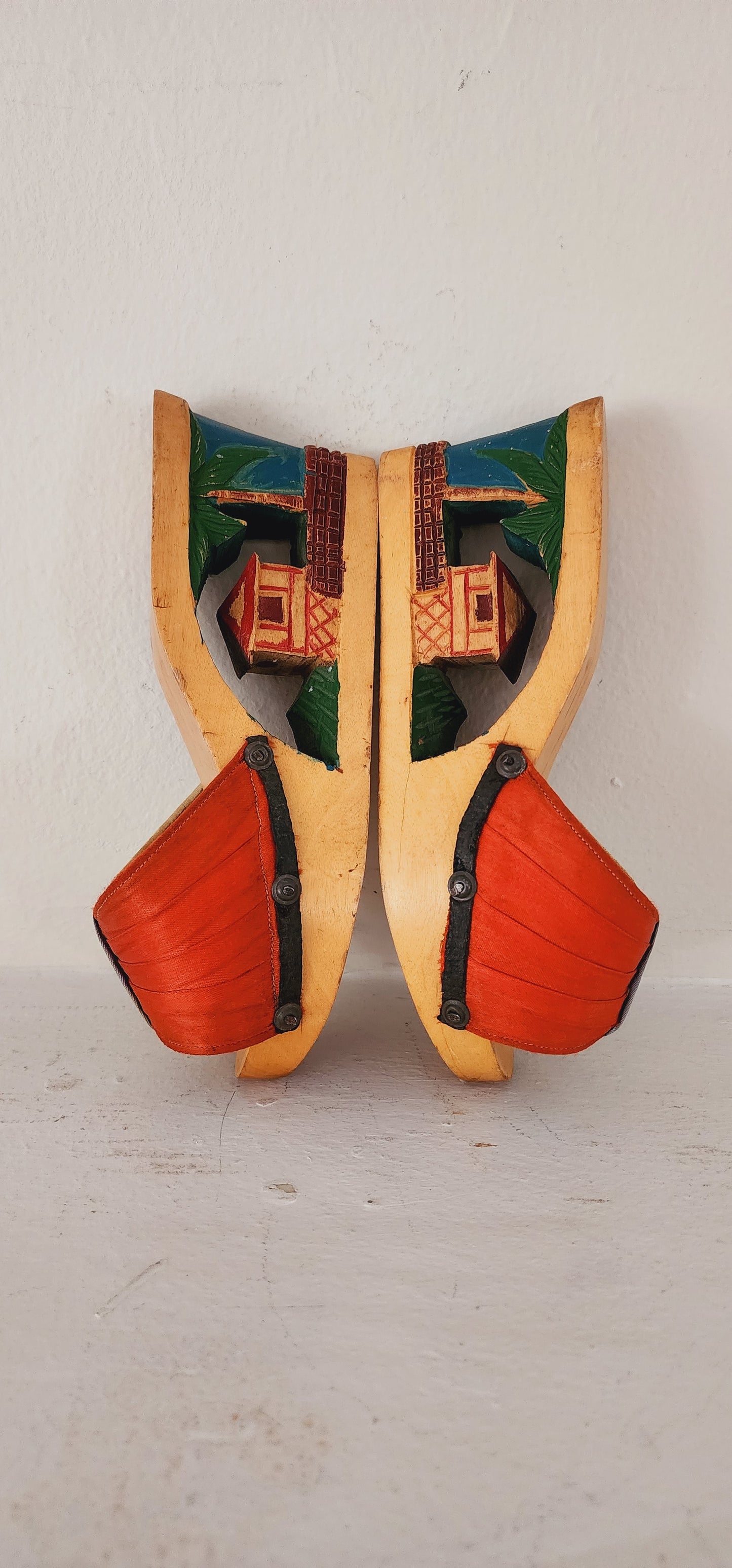 1940s Carved Wooden Platform Shoes Tiki Village Size 6