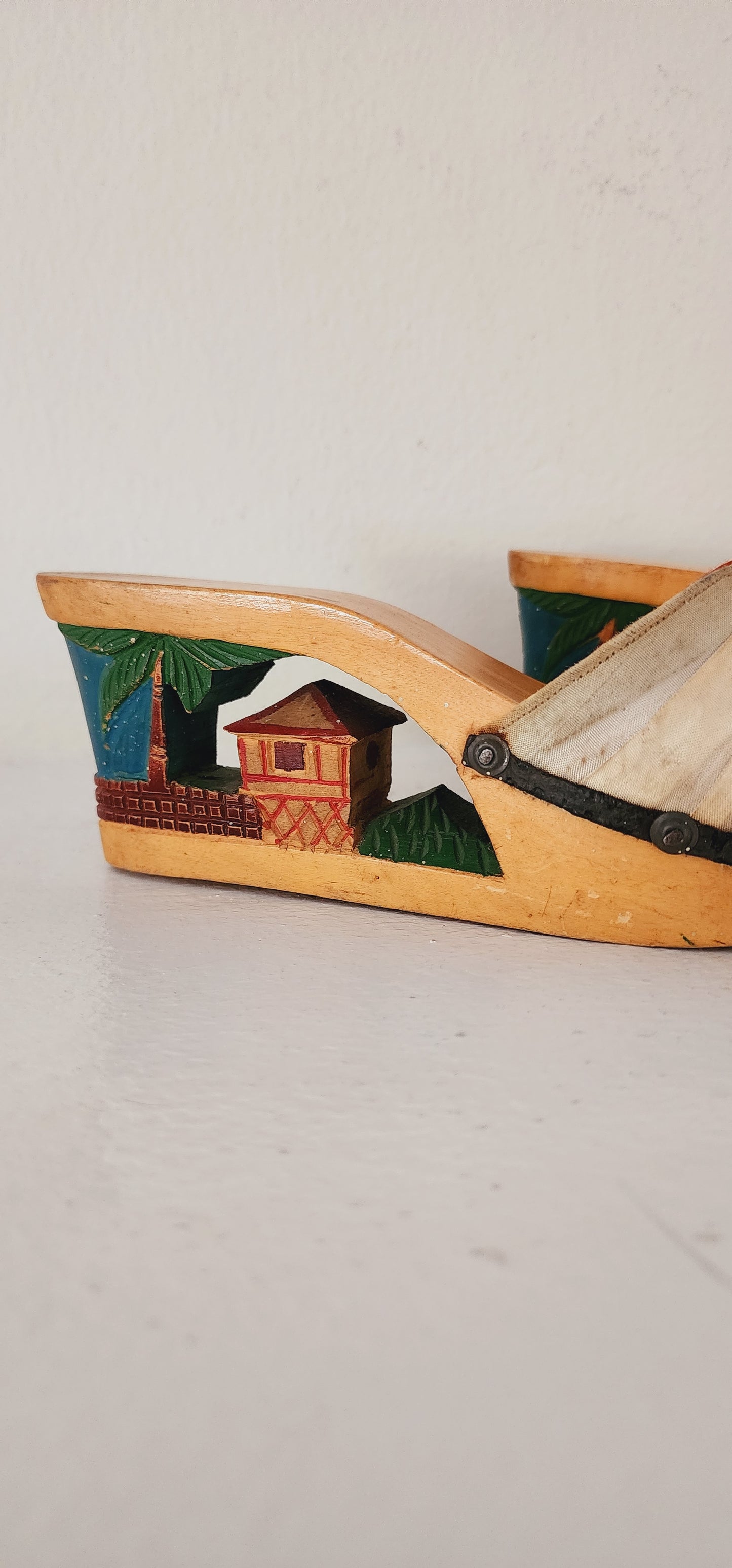 1940s Carved Wooden Platform Shoes Tiki Village Size 6
