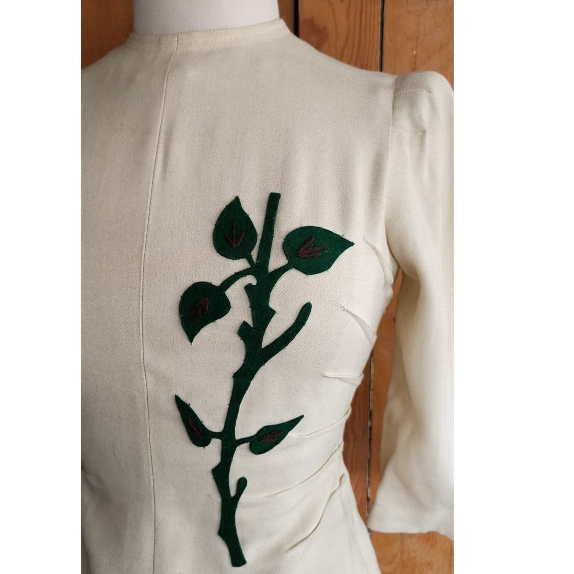 Vintage 40s Cream Top Green Leaf Applique
