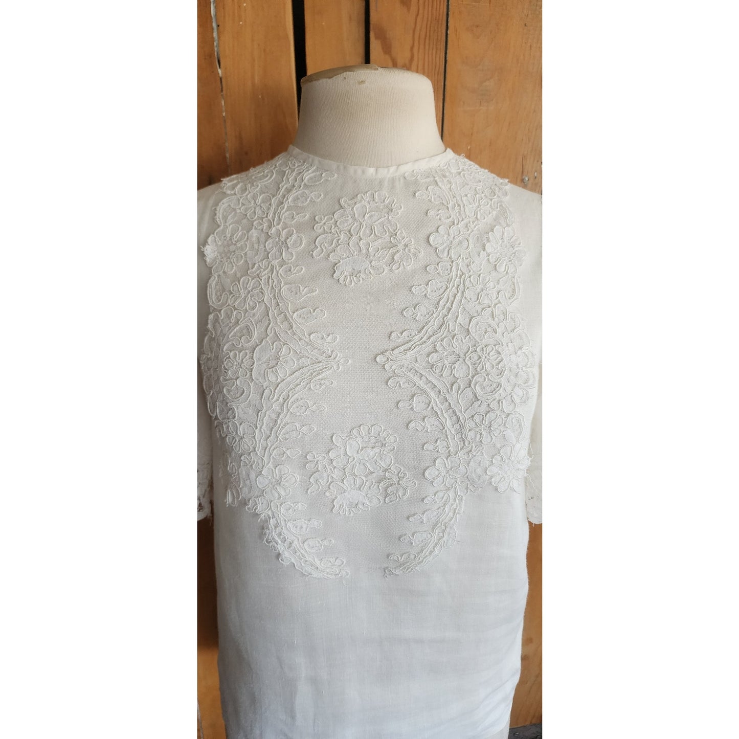 Vintage White Linen Blouse w/Lace Applique Short Sleeves / S-M