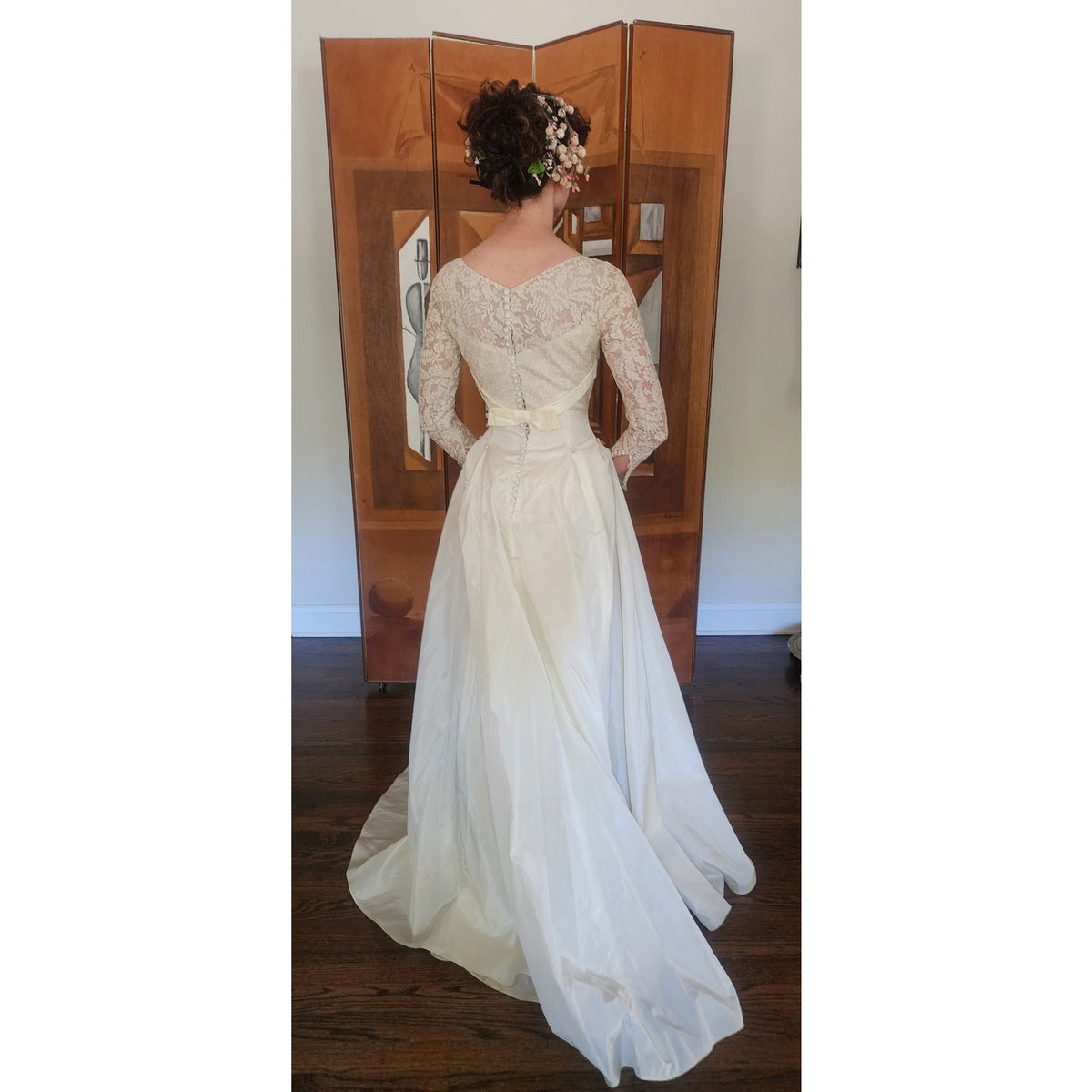 Vintage 1950s Wedding Dress Cream Lace Long Sleeves Long Train Bow Back / Small