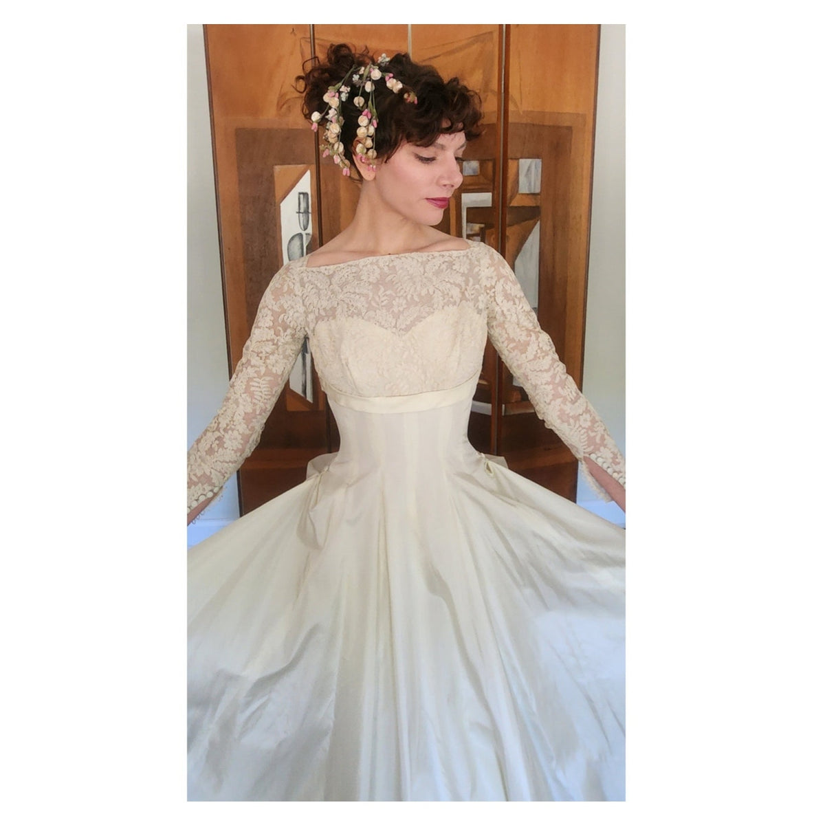 Vintage 1950s Wedding Dress Cream Lace Long Sleeves Long Train Bow Back / Small