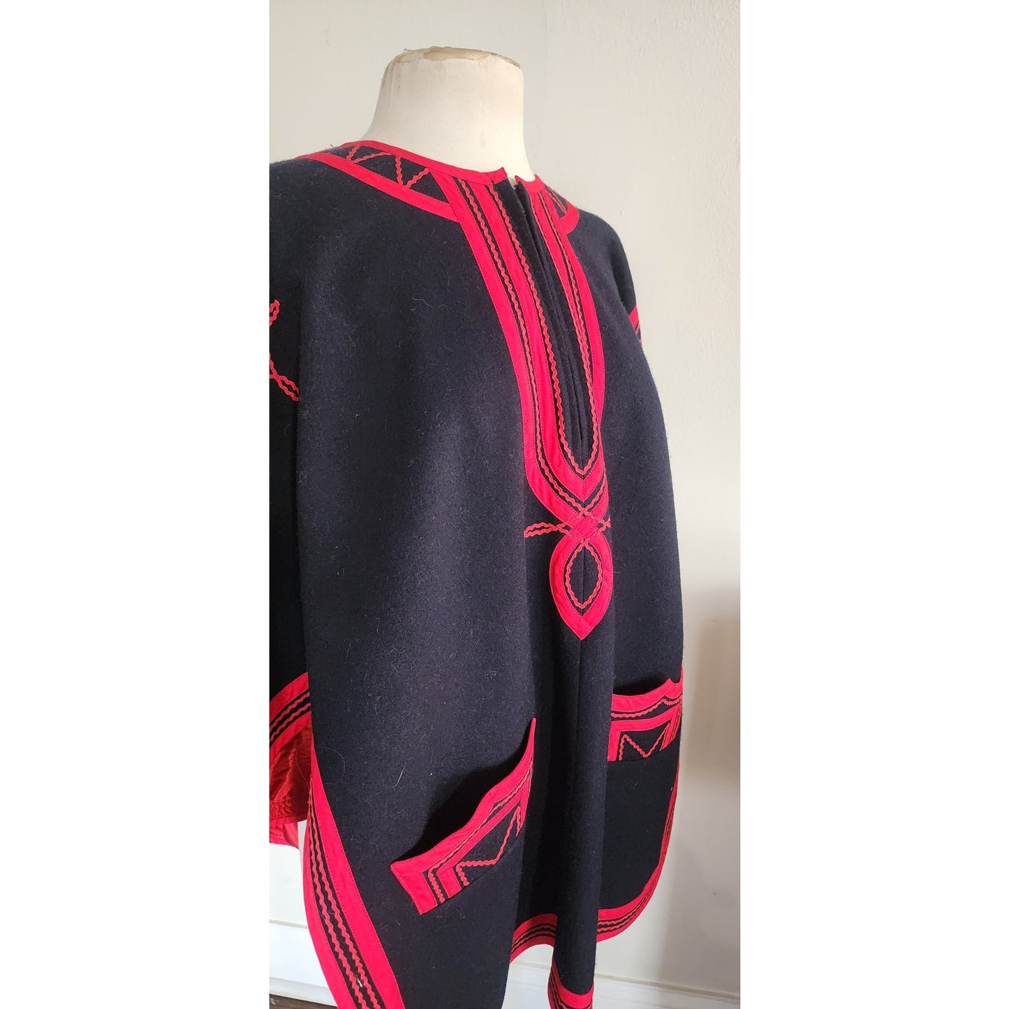 Vintage 70s Poncho Embroidered Wool Guatemala Pinata Capelet