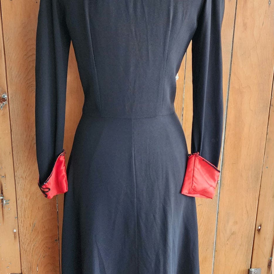 Vintage 70s Does 40s Black Red Dress in Rayon  Crepe