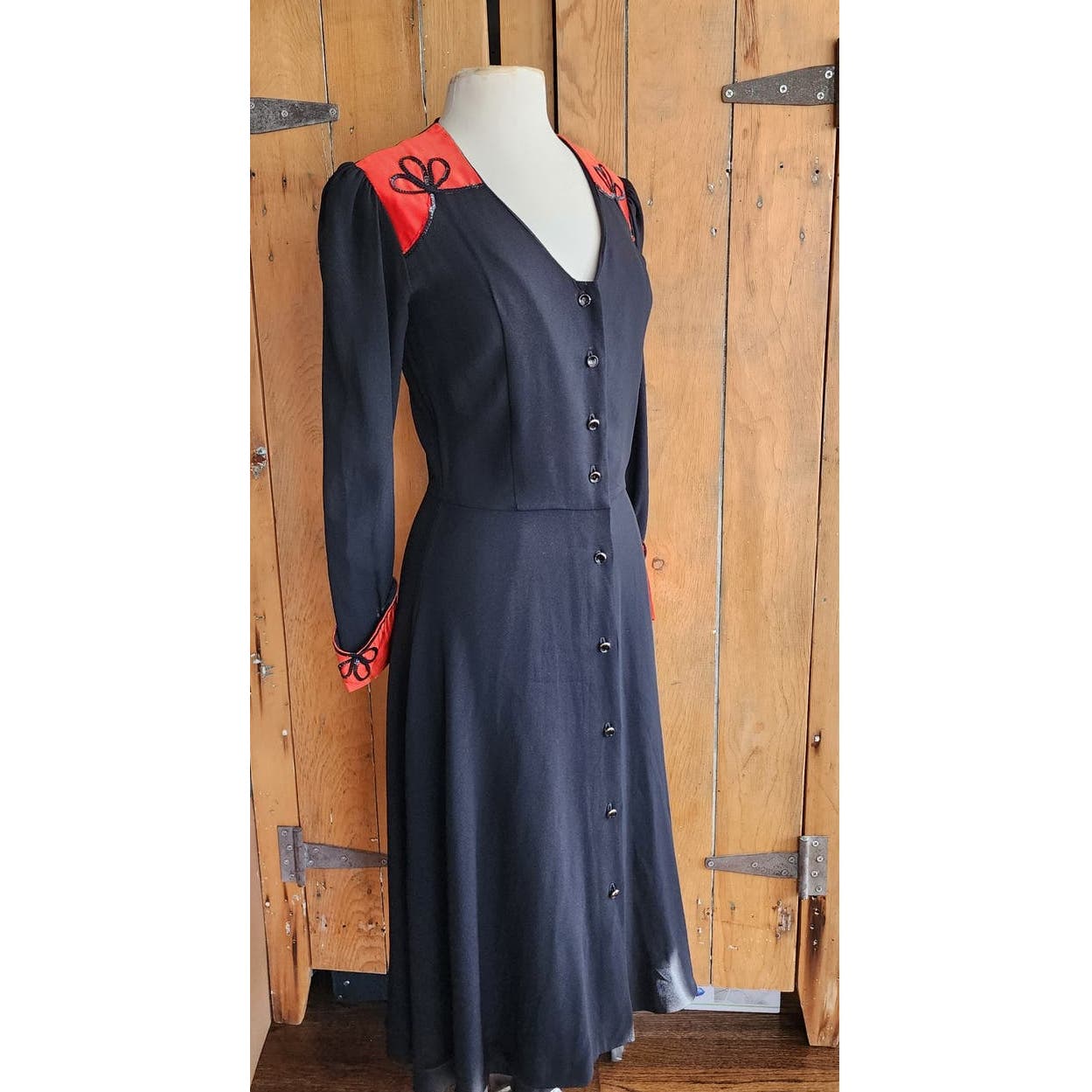 Vintage 70s Does 40s Black Red Dress in Rayon  Crepe