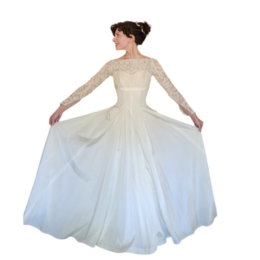 Vintage 1950s Wedding Dress Cream Lace Long Sleeves Long Train Bow Back / Small