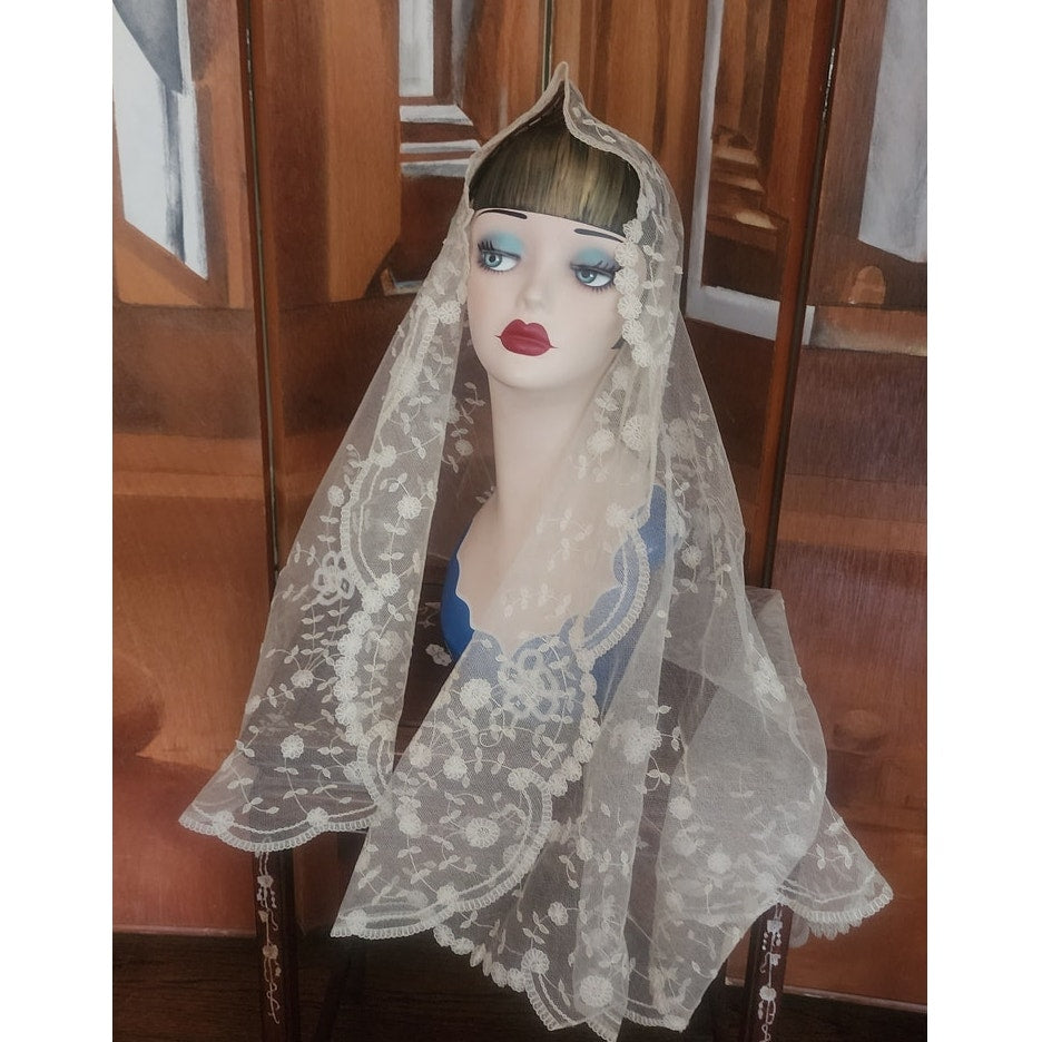 Vintage 1950s Brussels Lace Bridal Veil Wedding Mantilla Fingertip Length