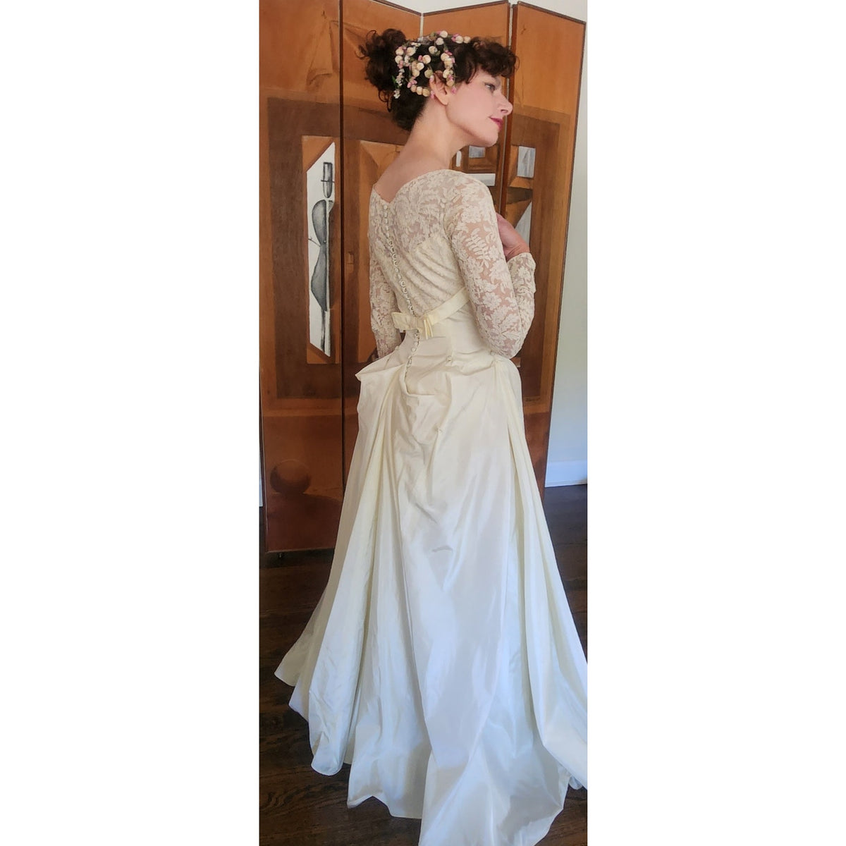 Vintage 1950s Wedding Dress Cream Lace Long Sleeves Long Train Bow Back / Small