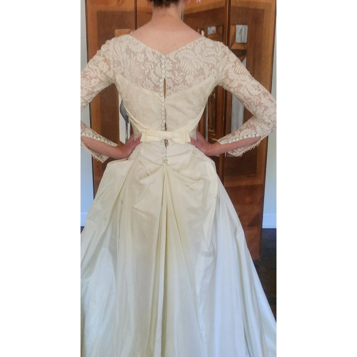 Vintage 1950s Wedding Dress Cream Lace Long Sleeves Long Train Bow Back / Small