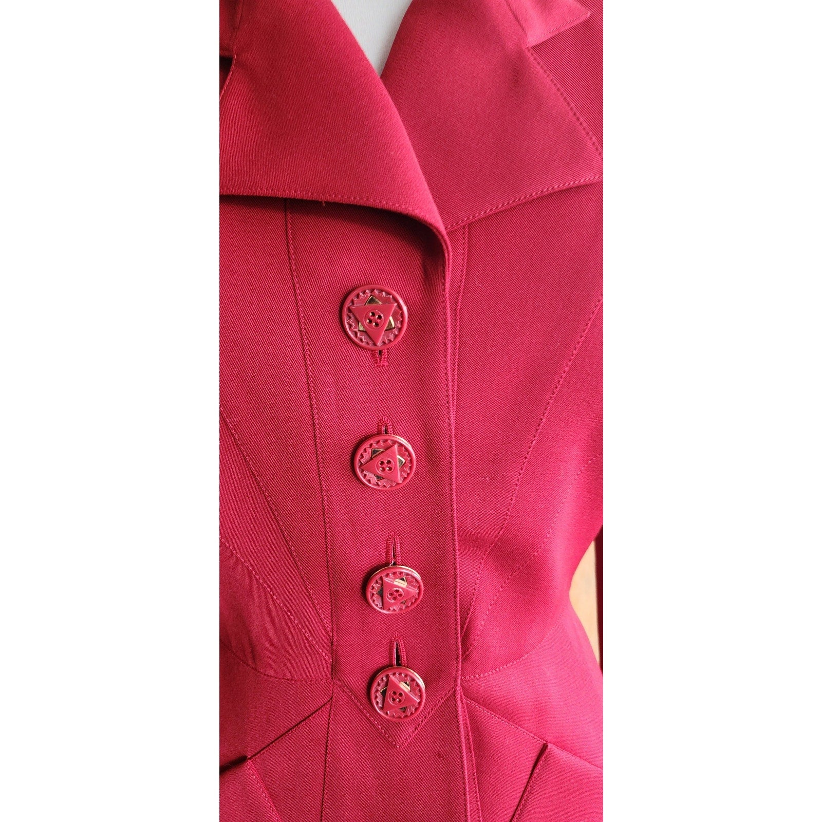 【在庫有 国内発送】Karl Lagerfeld ハートプレイド ショール 赤 Karl Lagerfeld K/Heart キャップ | ニュートラル | FARFETCH JP