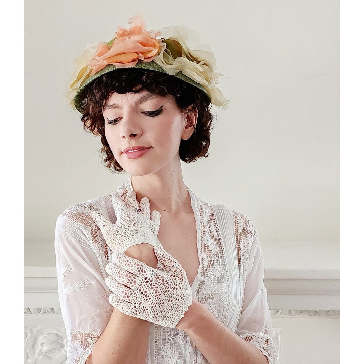 Vintage Ladies Gloves in Ivory Crochet Lace Stretchy