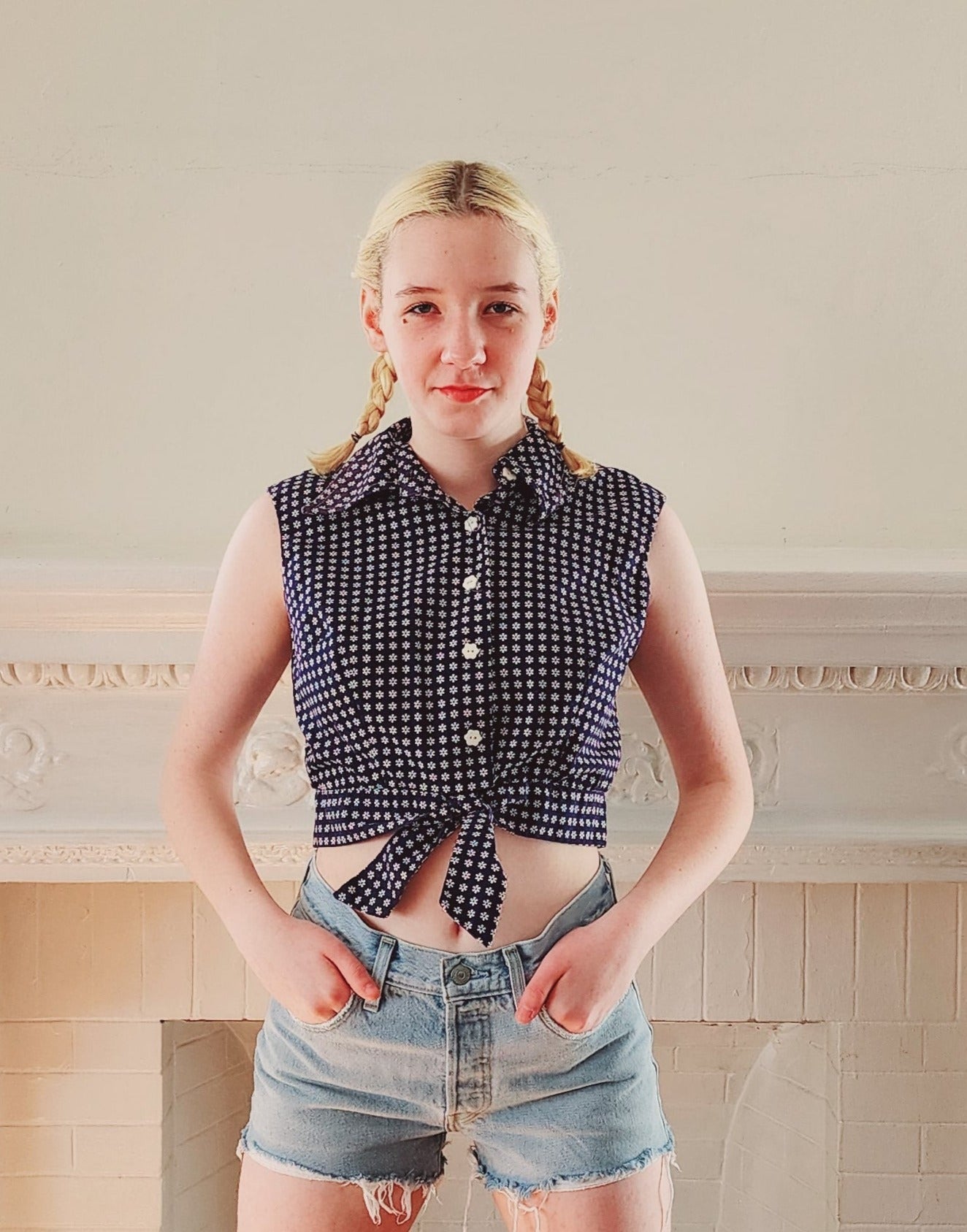 70s Summer Crop Top Button Down / Sleeveless Shirt in Navy Blue w/White Flowers