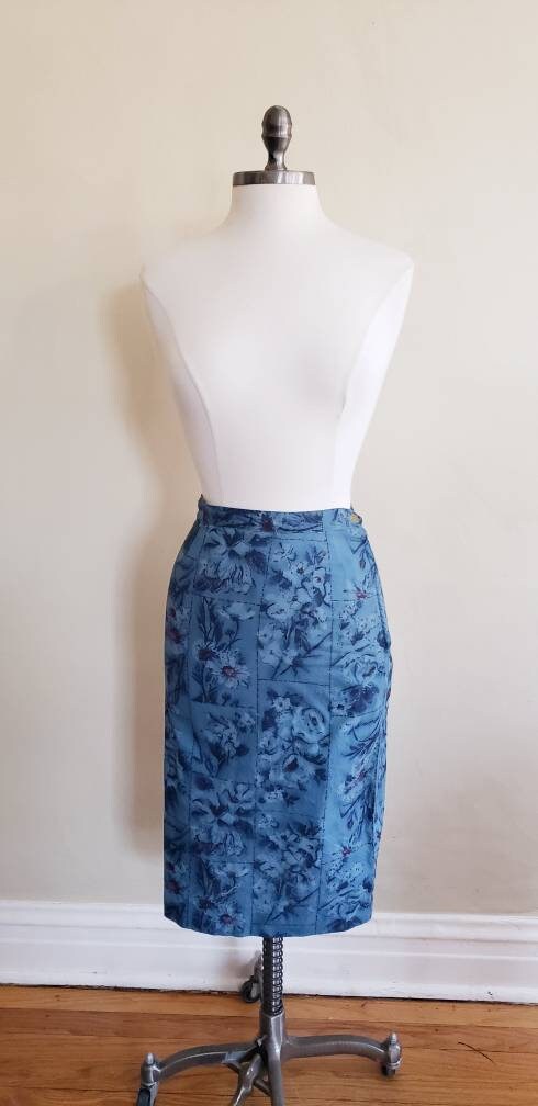 1950s Blue Floral Pattern Skirt / Midcentury Pencil Skirt In Cotton Print / S